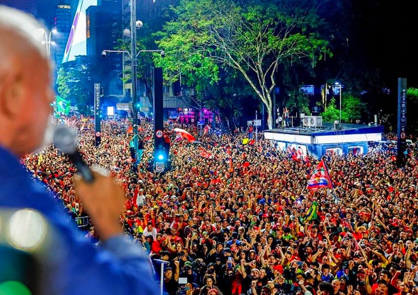 Lula pede canto do Hino da Independência em festa da vitória