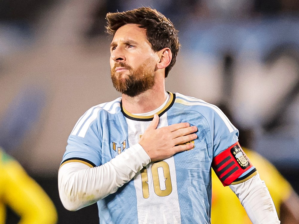 Messi se despede da Argentina após 21 anos com gol e assistências