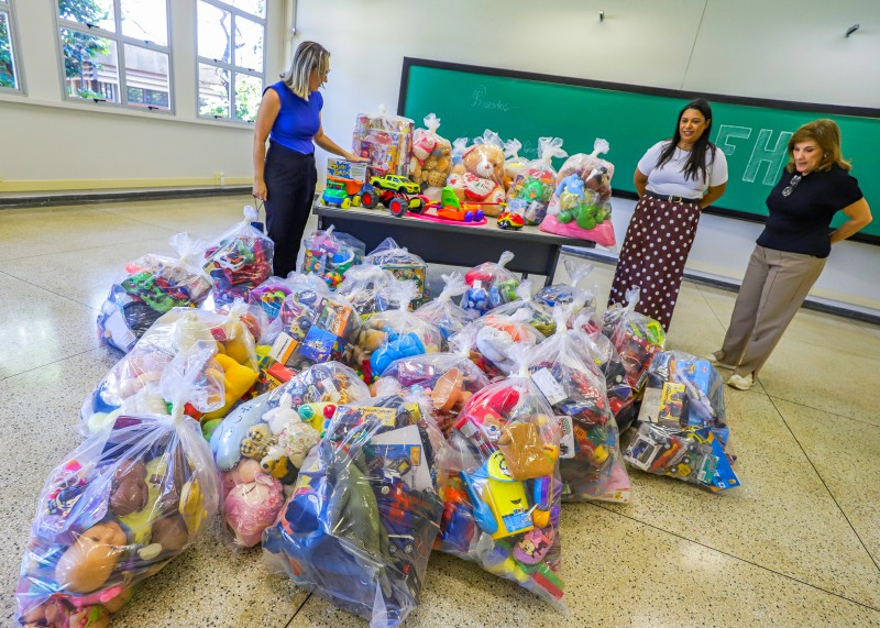 Santa Bárbara entrega 676 brinquedos arrecadados por alunos de Pedagogia da FHO