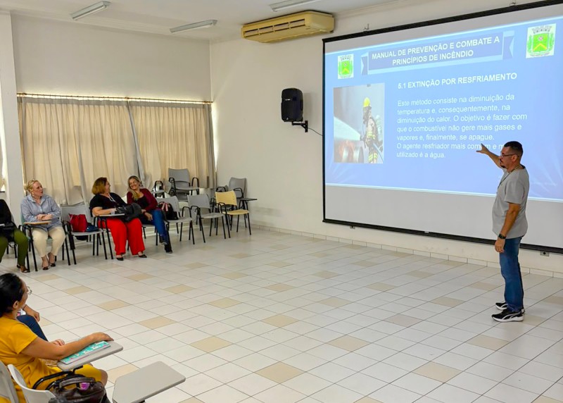 Servidores de Santa Bárbara recebem treinamento de brigada de incêndio