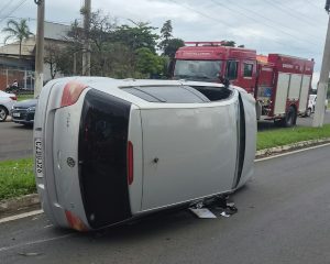 carro-capota-avenida-santa-barbara