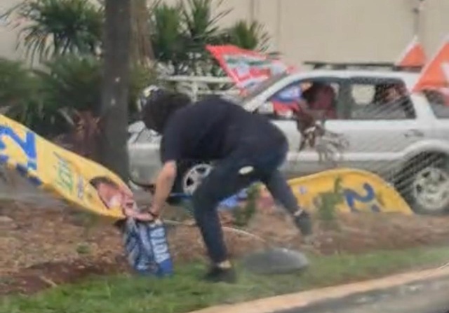 homem-bandeiras-bolsonaro